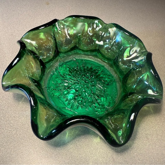 Imperial Carnival Green Glass Ruffled Bowl with Embossed Grape Pattern Vintage - Picture 10 of 10